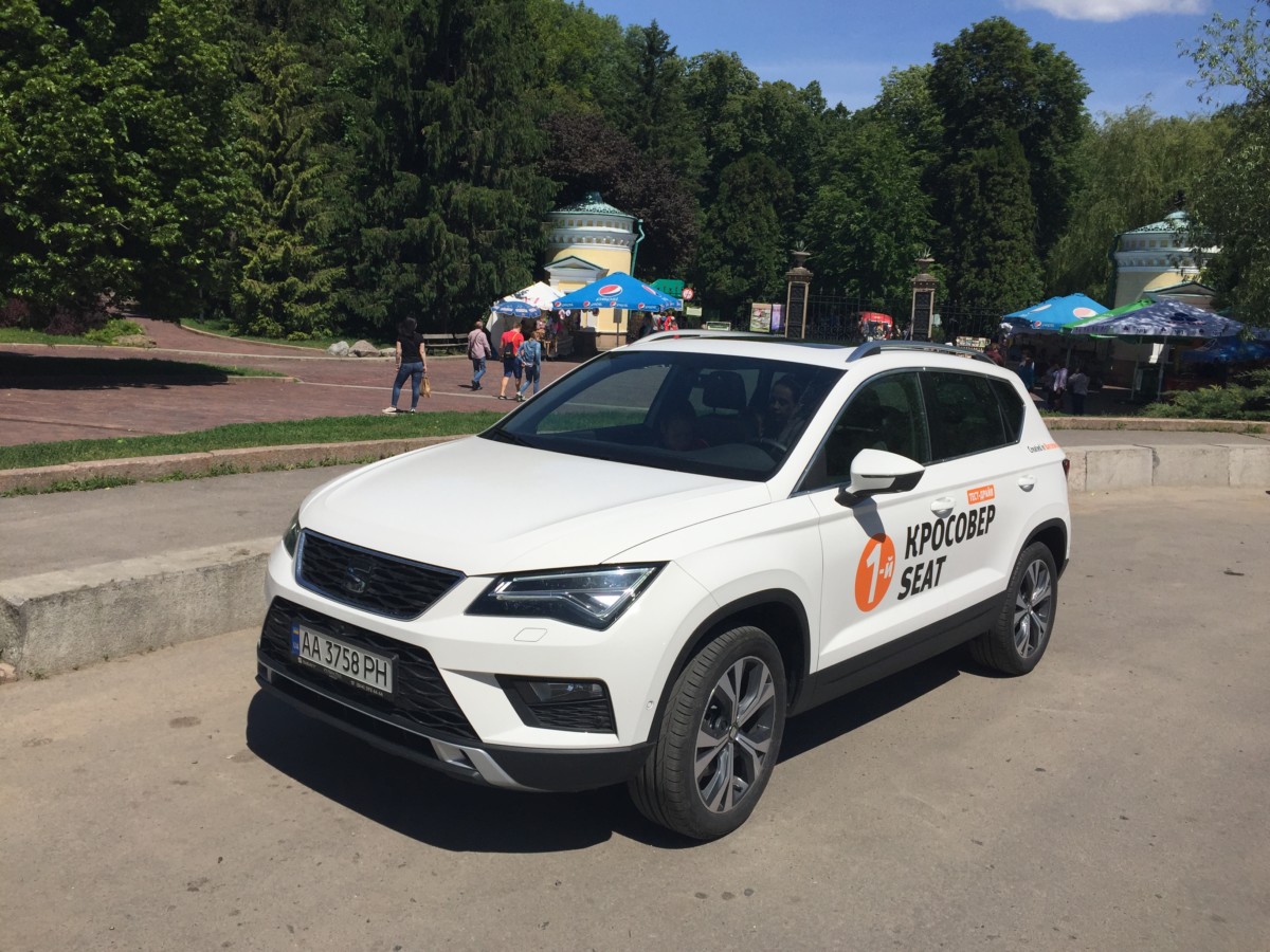 Хотя поставить неподалеку свой автомобиль здесь сложнее - все забито запаркованную машинами и автобусами